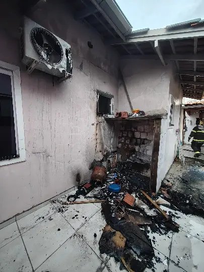 Incêndio atinge área externa de residência no bairro Cedrinho