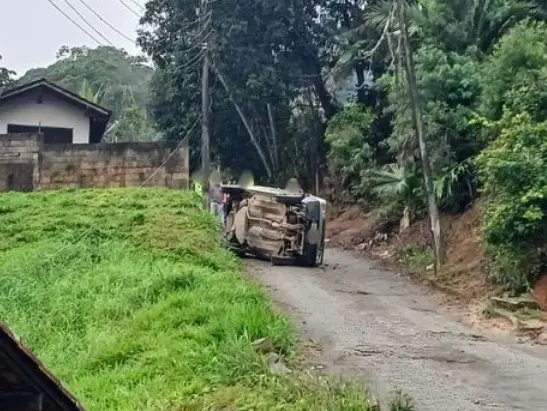 Motorista capota Uno no bairro Santa Luzia