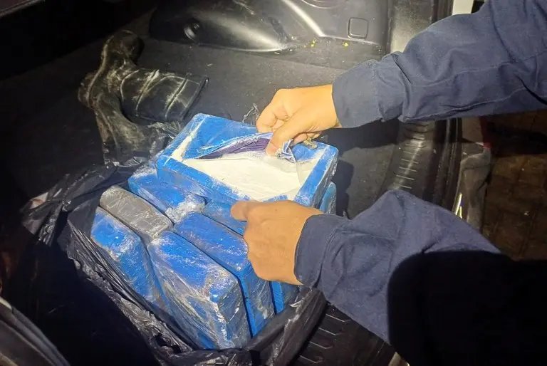 PRF intercepta carro com 12 kg de cocaína e prende dois