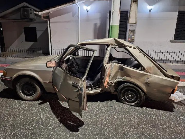 Condutor embriagado colide com muro de comércio no bairro São Luiz