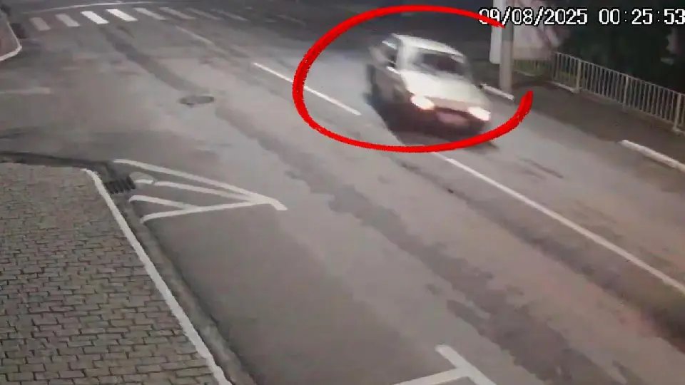 (VÍDEO) Câmeras de segurança registram momento de colisão contra muro