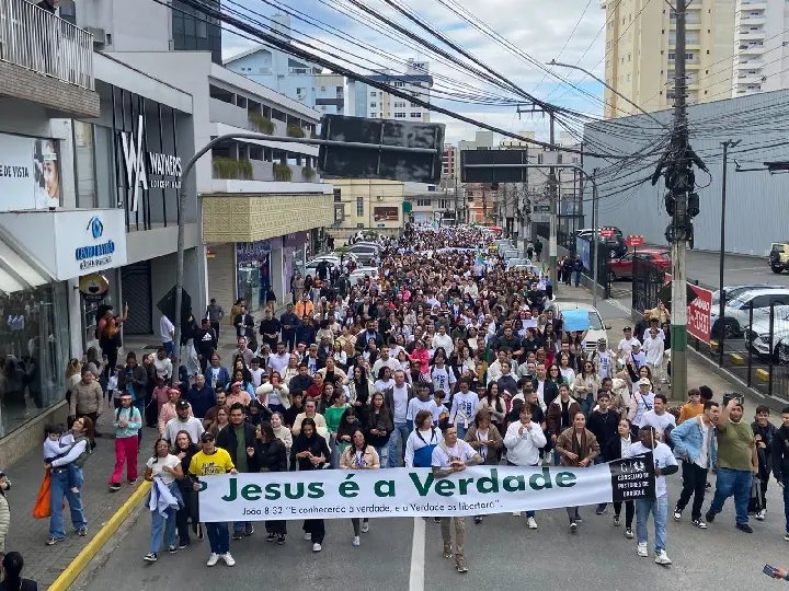 Marcha para Jesus reúne 6 mil em celebração e fé em Brusque