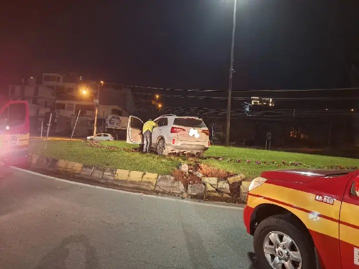 Carro vai parar em cima da rotatória, no Bateas