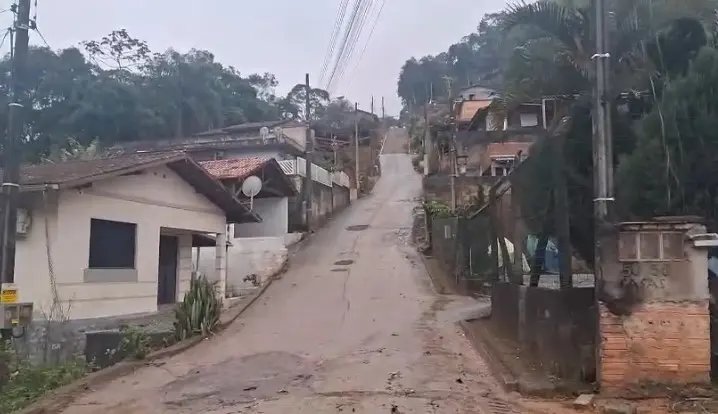 (VÍDEO) Moradora do bairro Ponta Russa cobra solução para esgoto a céu aberto 