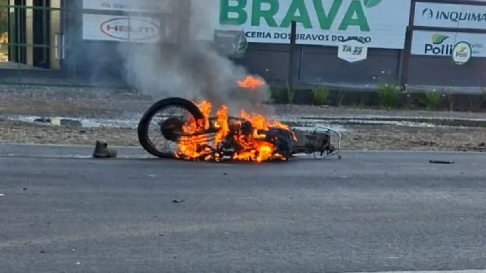 Motociclista morre em colisão com caminhão na SC-447