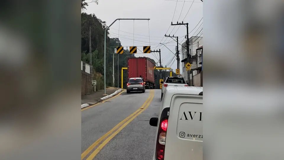 (VÍDEO) Novela sem fim: caminhão colide no limitador de altura da Gustavo Halfpap