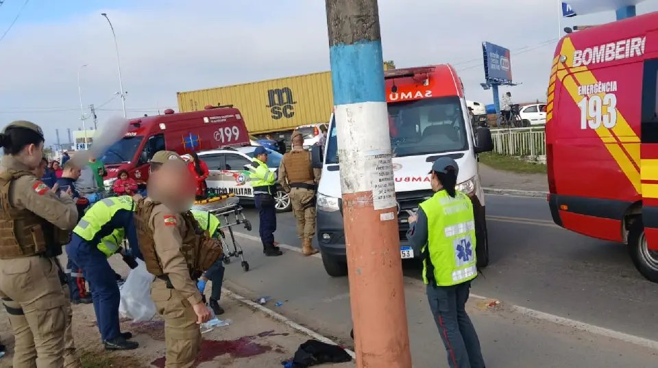 (VÍDEO) Homem é morto com cerca de 15 tiros em frente a pedestres e motoristas
