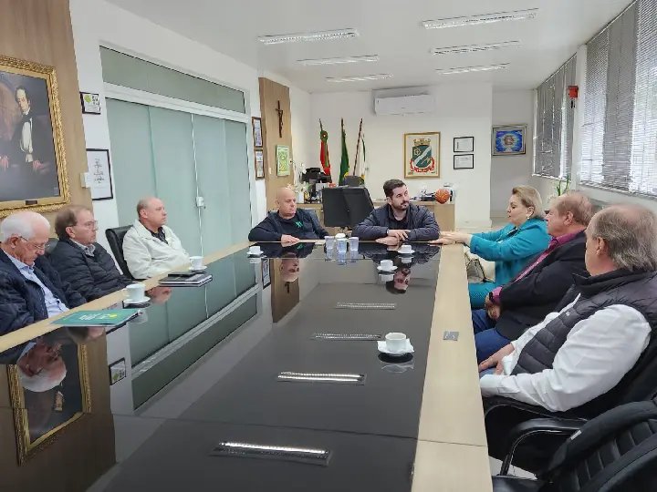 Reunião entre poder público e empresários discute construção de teatro em Brusque