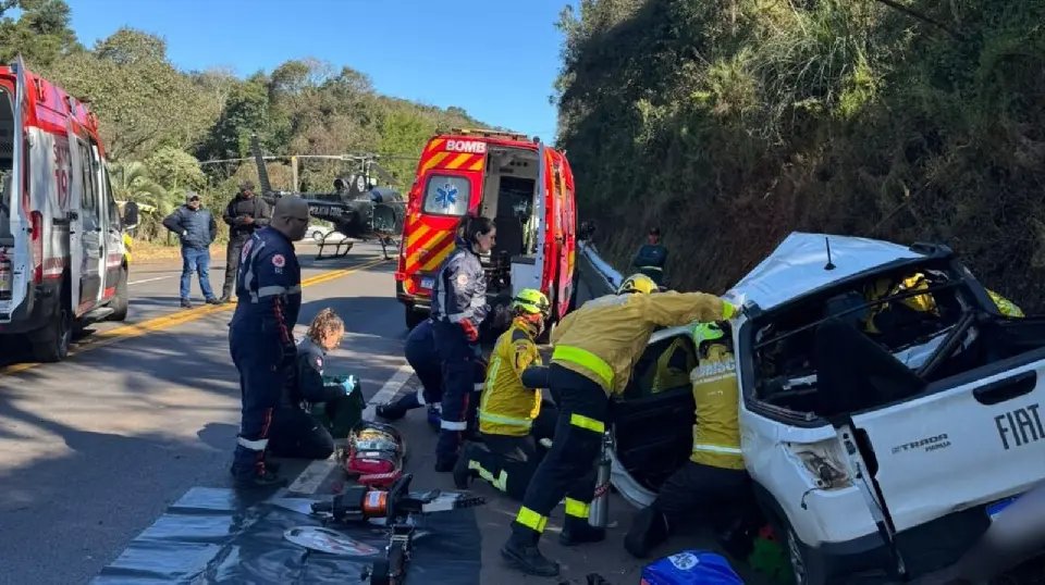 Motorista é socorrido em estado grave após ter veículo atingido por caminhão 