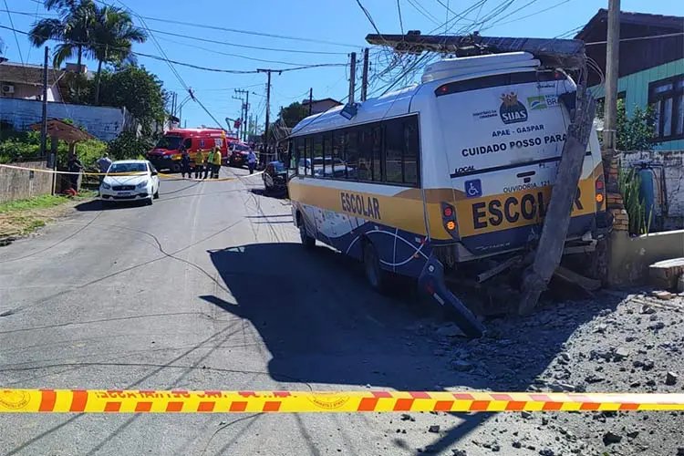 Ônibus da Apae desgoverna após pane e deixa uma pessoa ferida