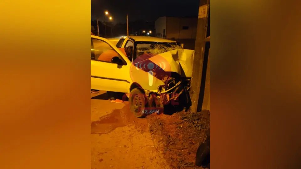 Casal bate carro contra poste no Dom Joaquim