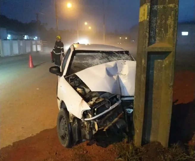 Bombeiros atualizam informações de colisão com poste no Cedro
