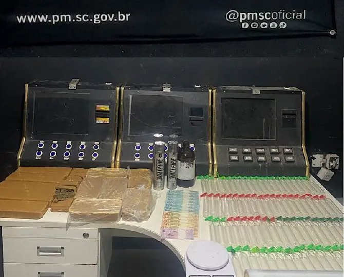 PM apreende 10 quilos de drogas e caça-níqueis em Itajaí