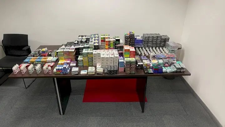 Dupla é presa com 736 cigarros eletrônicos e drogas em Itajaí