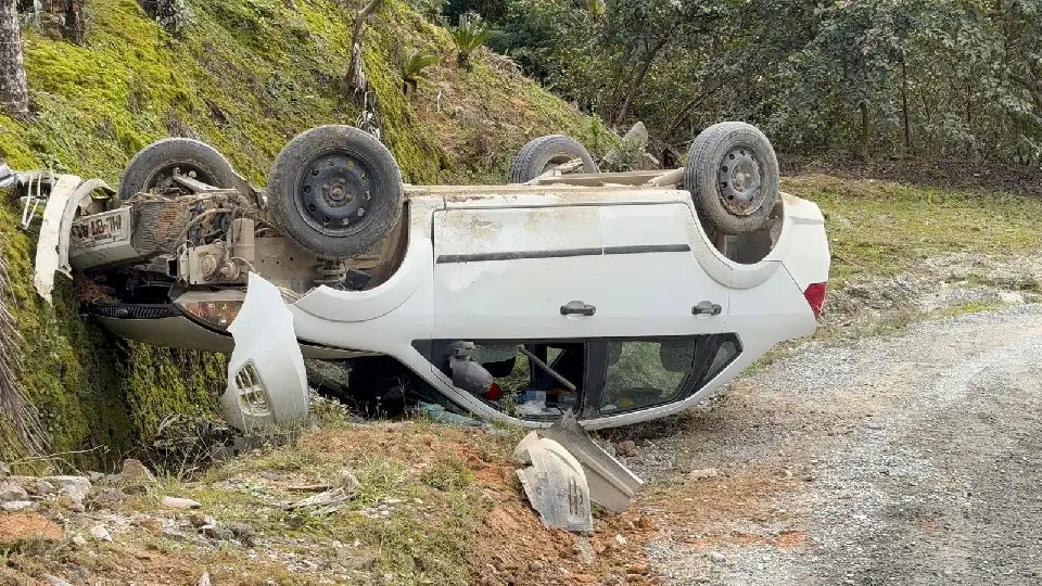 (VÍDEO) Carro fica sem freios e capota, em Botuverá