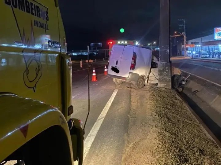 Colisão após atropelamento de capivara fere motorista e passageiro na BR-470