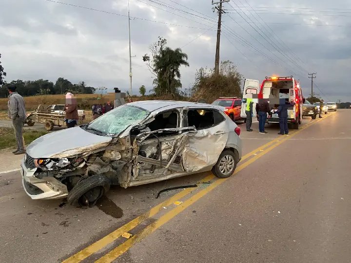 Motorista fica ferida em colisão entre carro e caminhão