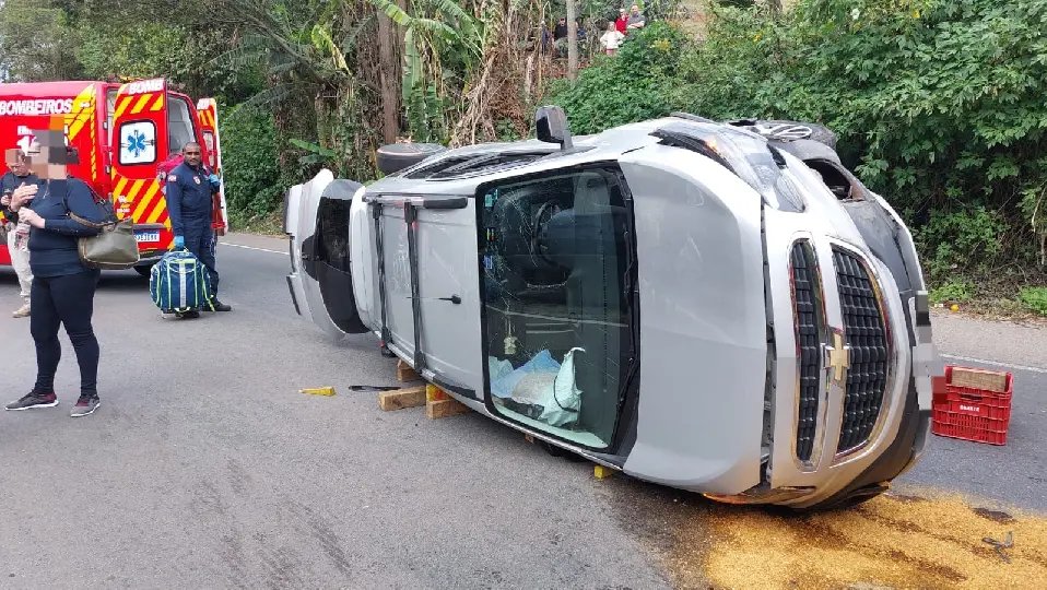 Carro atinge guard-rail e deixa duas mulheres feridas