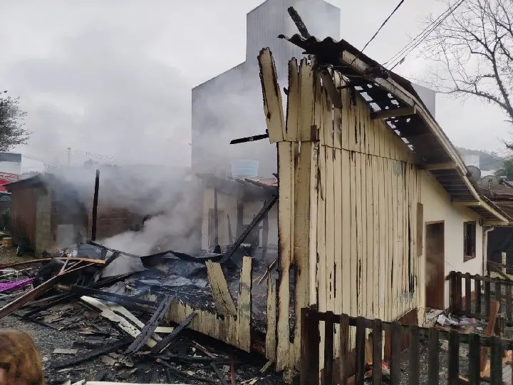 Incêndio destrói residência no Centro de Guabiruba