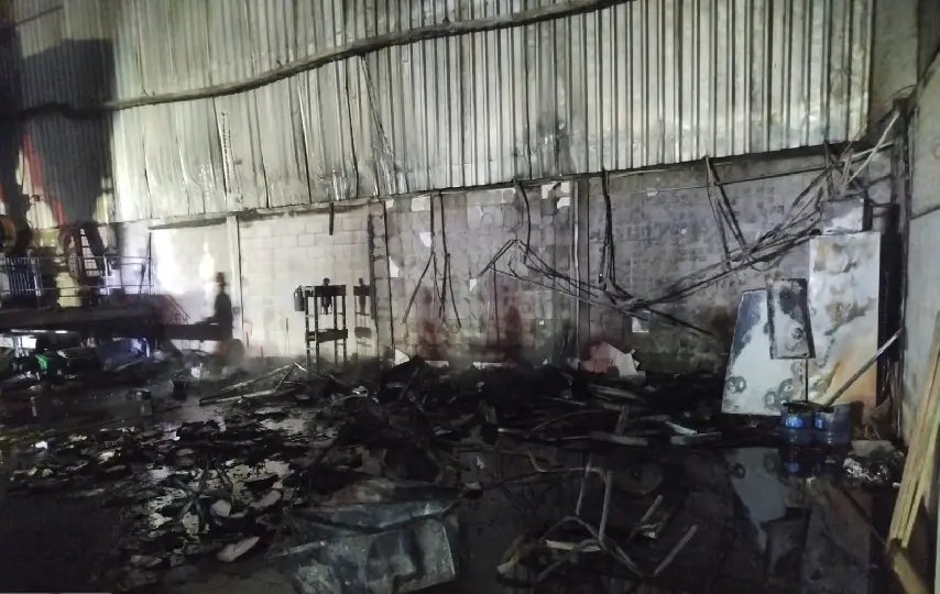 Durante a madrugada, fogo destrói parte de galpão industrial 