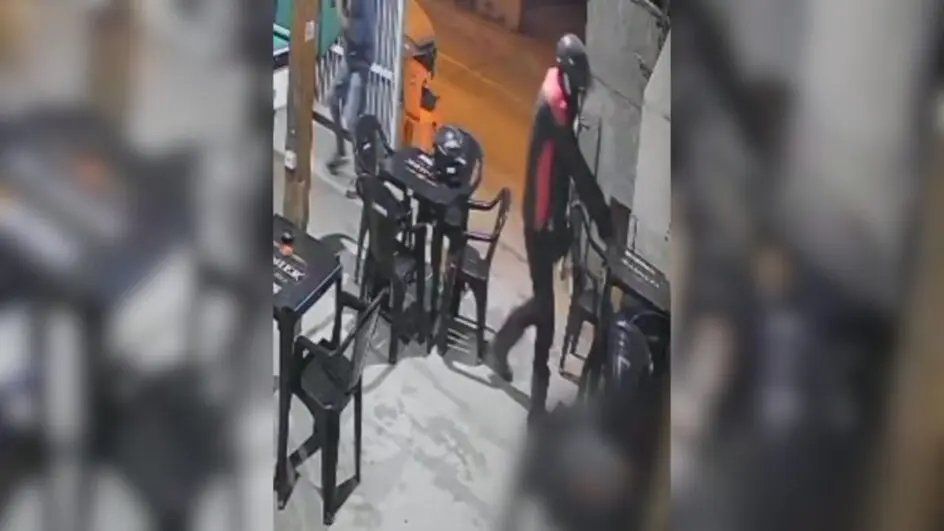 Atirador executa homem dentro de bar e foge de moto