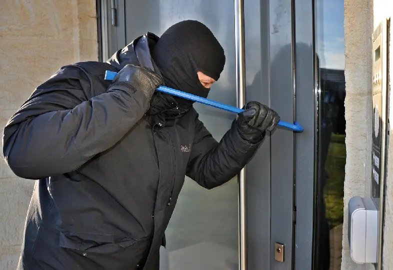 Mulher reage a invasão de casa, desarma agressor e o mata