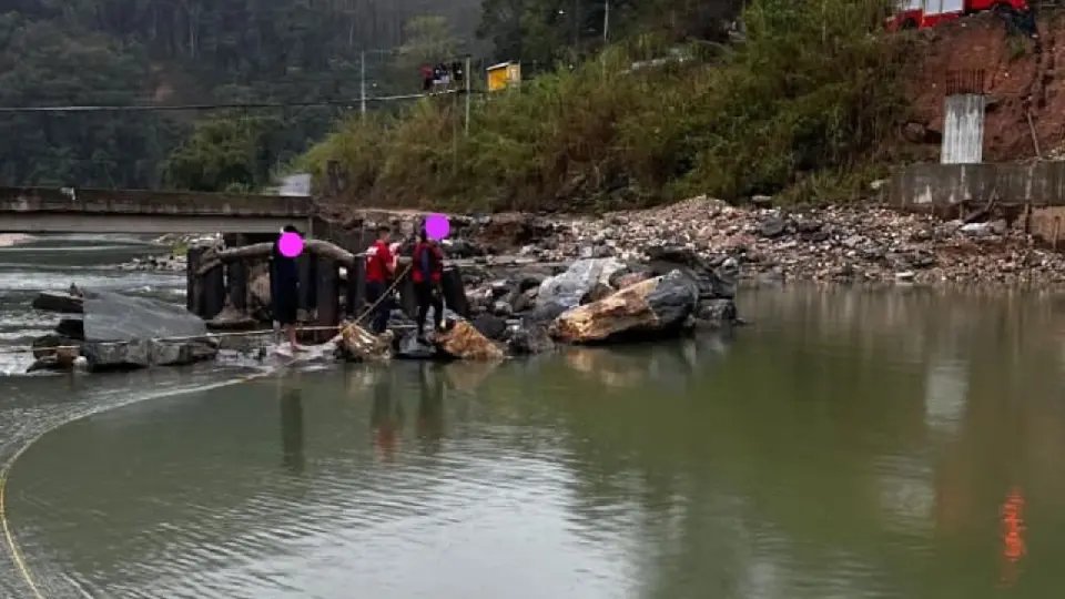 Após perder roda, carro cai em ribanceira e fica submerso em Botuverá