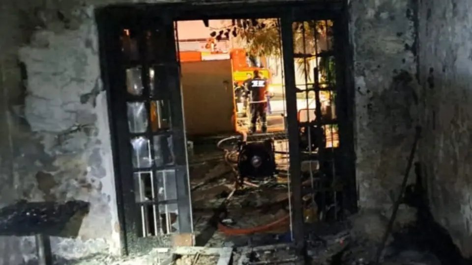 Morador acorda com casa em chamas e é salvo pelos vizinhos