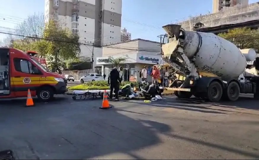 Idosa tem perna amputada após ser atropelada por caminhão