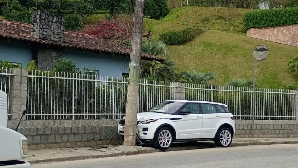 Após colisão de carro contra poste, bairro Guarani registra falta de energia