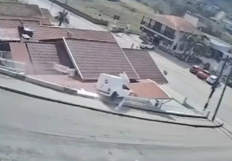 (VÍDEO) Imagens mostram carro quebrando telhado e entrando em casa em SC