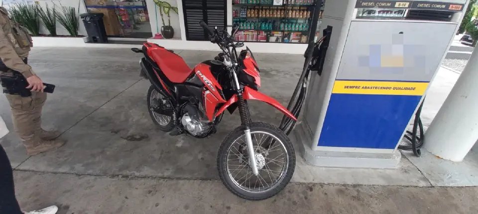 Moto atinge bomba de combustível após batida com carro no Souza Cruz