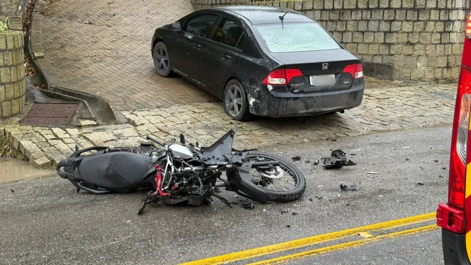 (VÍDEO) Motociclista "chutado" bate na traseira do carro no Guarani, diz motorista