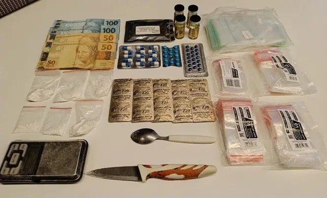Suspeito é preso com cocaína, anabolizantes e R$ 4 mil em espécie