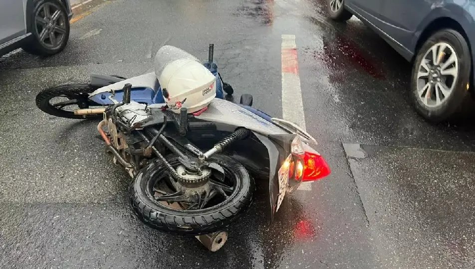 Mulher morre após colisão entre moto e caminhão