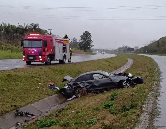 (VÍDEO) BMW capota na BR-470 em Ilhota e motorista não é encontrado