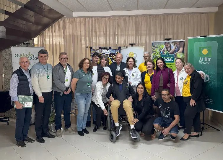 Unimed Brusque entrega cadeira de rodas da campanha “Eu Ajudo na Lata - Lacres que transformam”