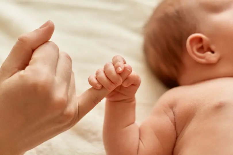 Bebê de 8 meses é internada na UTI com fraturas e sinais de agressão
