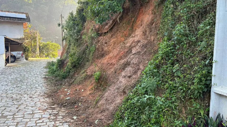 (VÍDEO) Problema em morro no bairro São Pedro preocupa moradores desde 2008