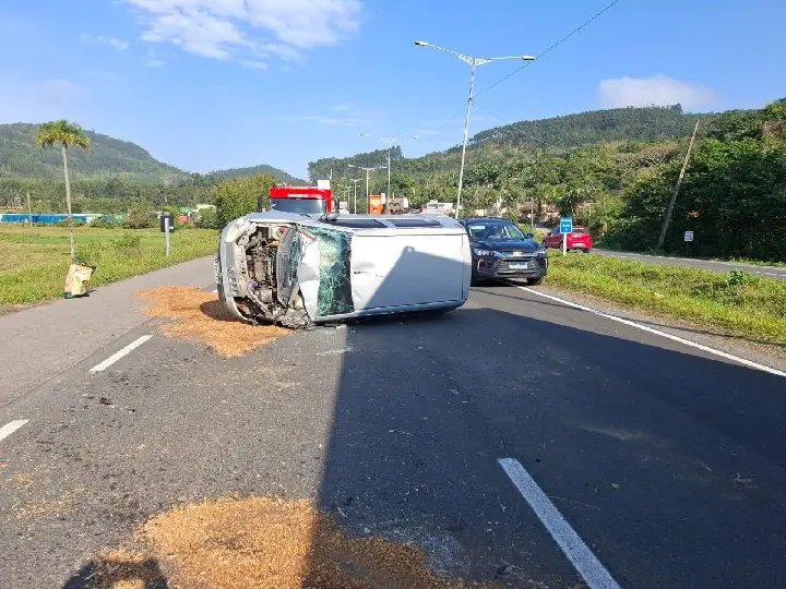 Carro tomba após motorista perder controle em rodovia estadual