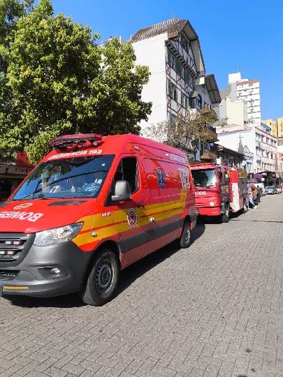 Incêndio em edifício mobiliza bombeiros; sem feridos