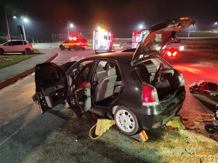 Colisão entre carro e carreta deixa dois feridos em Gaspar
