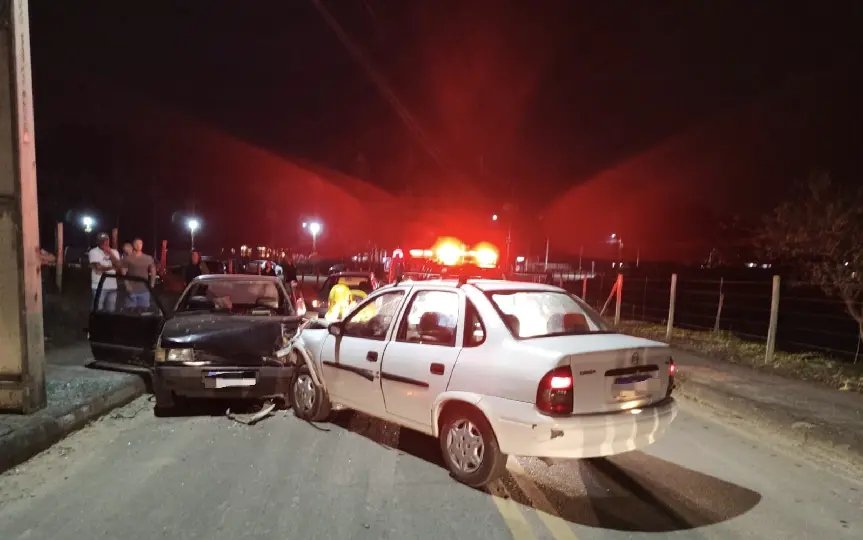 Colisão frontal entre veículos deixa feridos em Gaspar