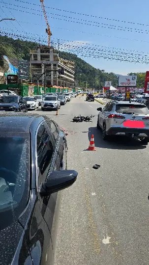 Ciclista morre em acidente entre moto elétrica e carro em SC