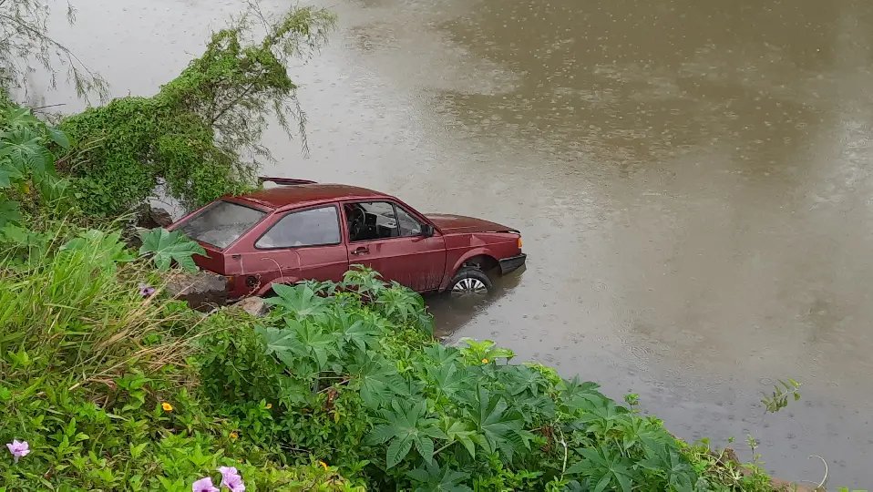 (VÍDEO) Carro cai parcialmente no rio Itajaí-Mirim