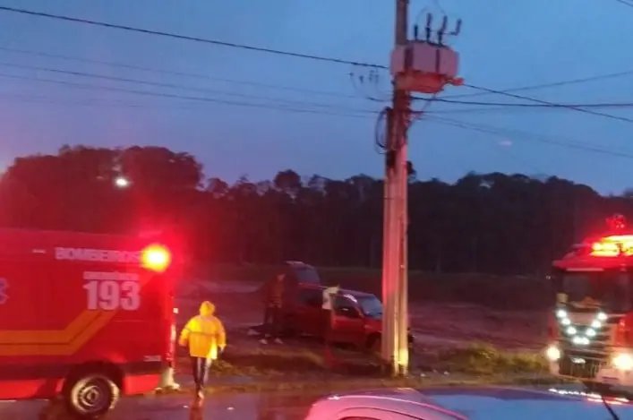 Bombeiros atualizam informações da colisão contra poste