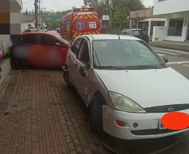 Carro colide com veículo estacionado e motorista acaba ferido em Guabiruba