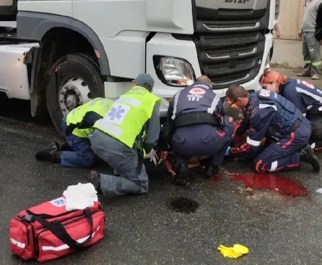Motociclista fica ferida em acidente na marginal da BR-470 