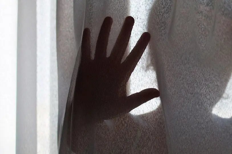 Mãe esconde celular e flagra pai estuprando a própria filha adolescente