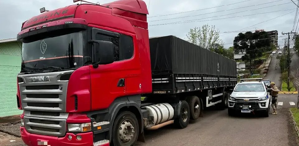 Borracheiro morre atropelado por carreta enquanto trocava pneu